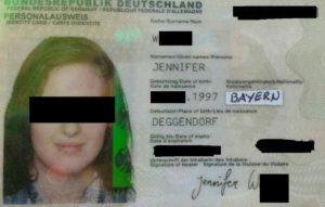 Deutscher Personalausweis mit dem Aufkleber "Staatsangehörigkeit: Bayern".